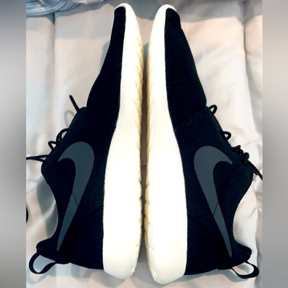 Nike roshe 1 brand new size 10.5 men with box